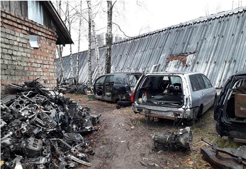 Bieži vien autoservisu darbība saistās ne tikai ar auto remontēšanu, bet arī ar auto izjaukšanu. Tad servisos uzkrājas ne tikai nolietotās riepas, bet arī detaļas, kas tālāk nav realizējamas.