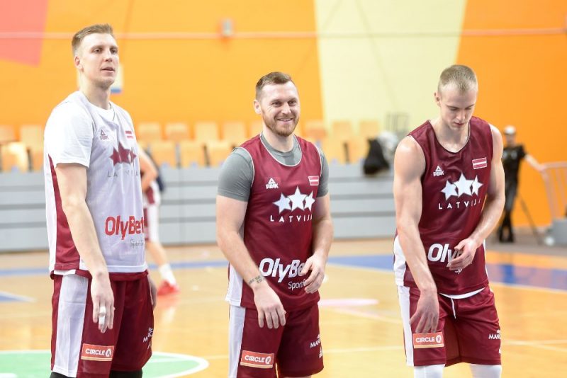 Mareks Mejeris (no kreisās), Rinalds Sirsniņš un Kristaps Dārgais Latvijas izlases treniņā.