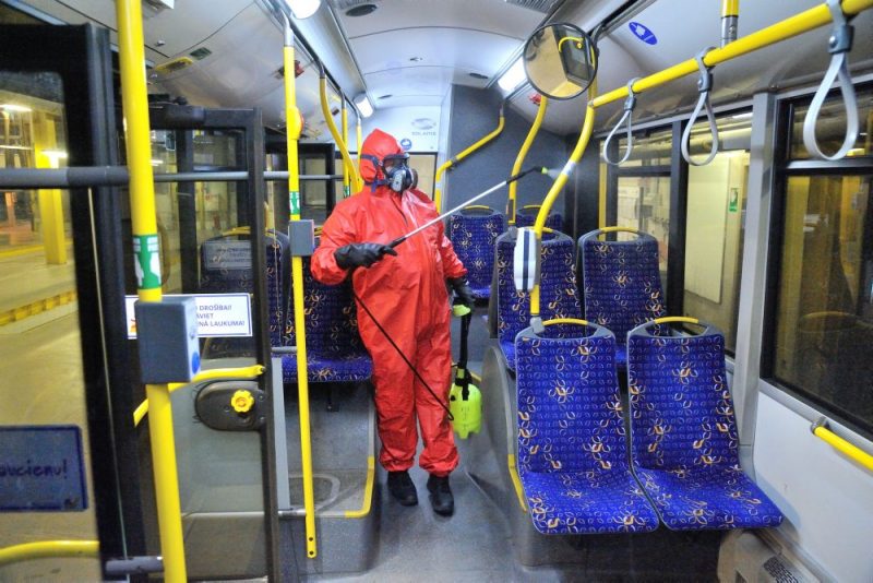 “Rīgas satiksme” demonstrē, kā notiek dezinfekcija sabiedriskajā transportā, lai pasargātu iedzīvotājus laikā, kad strauji izplatās Covid-19.