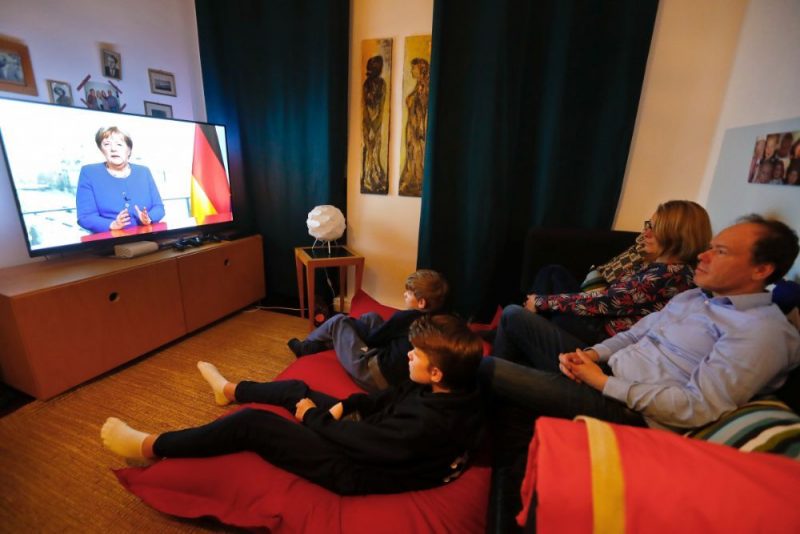 Angela Merkele dramatiskā aicinājumā televīzijā sacīja, ka jebkuram ir loma koronavīrusa un tā izraisītās slimības Covid-19 pandēmijas ierobežošanā.