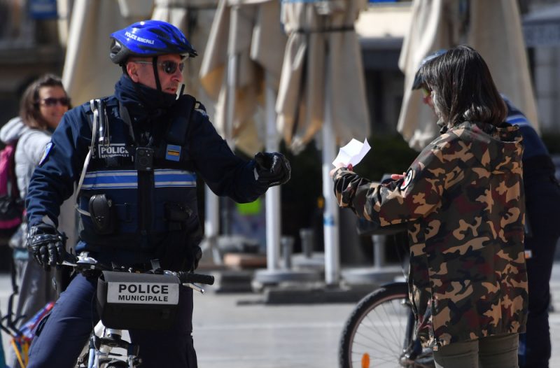 Policists Monpeljē kontrolē cilvēku pārvietošanos, kopš ieviesti drošības pasākumi vīrusas izplatības ierobežošanai.