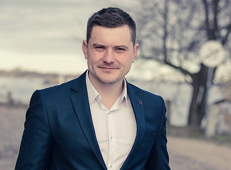 Uzņēmējs Rihards Averats: “Strādājot nozarē, bieži saskāros ar birokrātiju un papīra kalniem. Tieši tas mudināja izstrādāt elektronisko transporta loģistikas sistēmu, kas nododotu kontroli pār kravu pārvadājumu procesu nosūtītājiem un pārvadātājiem.”