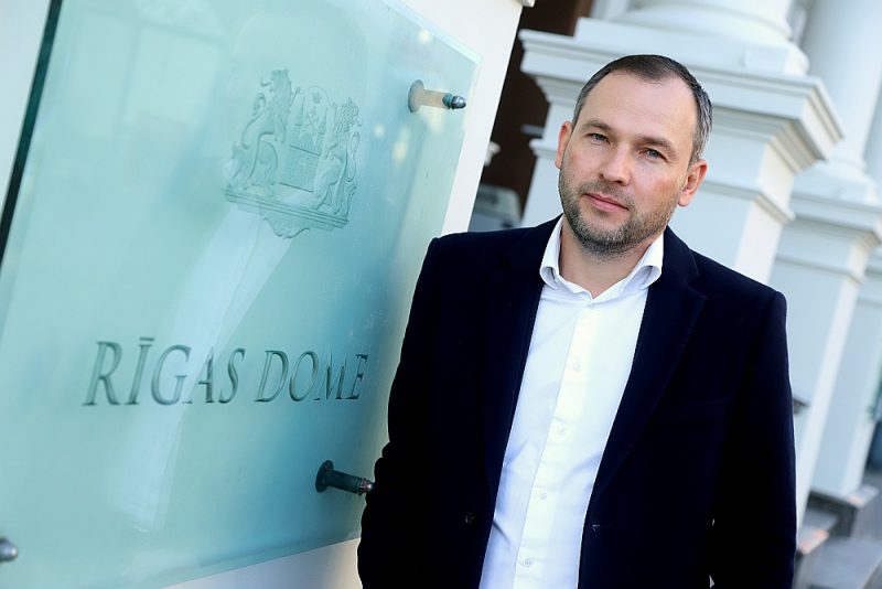 Rīgas domes administrators Edvīns Balševics: “Tā kā mēs esam kompakta administrācija, tad mums nav politisko diskusiju. Mēs pieņemam lēmumus ļoti ātri, bezkaislīgi un ar maksimālu labumu iedzīvotājiem. Tādā ziņā Rīgas dome un pašvaldības iedzīvotāji šobrīd ir ļoti lieli ieguvēji.”