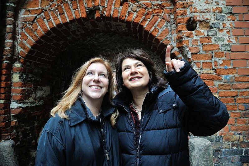 Mākslinieču duets “Skuja Braden” – Ingūna Skuja (no labās) un Melisa D. Breidena – ir vienisprātis: “Cilvēkiem katram būs atšķirīga attieksme pret izstādi – tas, kas vienu iepriecinās, sajūsminās, citu satrauks.”