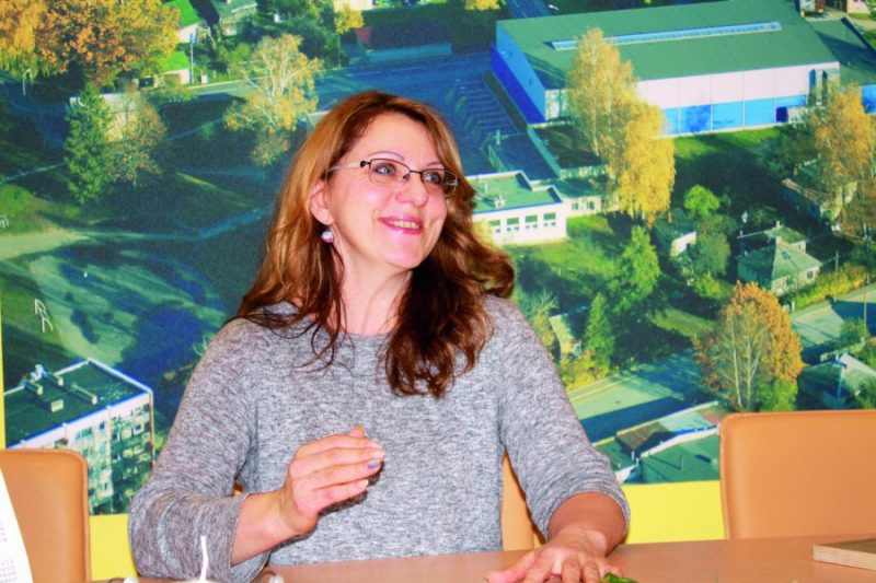 Ilze Brice smej, ka viņa esot mazliet netradicionāla, jo sportā nodarbojas ar svaru stieņa spiešanu, spēlē florbolu, iet medībās, veido floristikas
darbus, prot šūt oriģinālus apģērbus un visbūtiskākais – sākumskolā strādājot, dienas rit dzīvei pa pašu vidu.