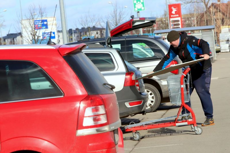 Pandēmija neattur. Cilvēki turpina apmeklēt lielveikalus