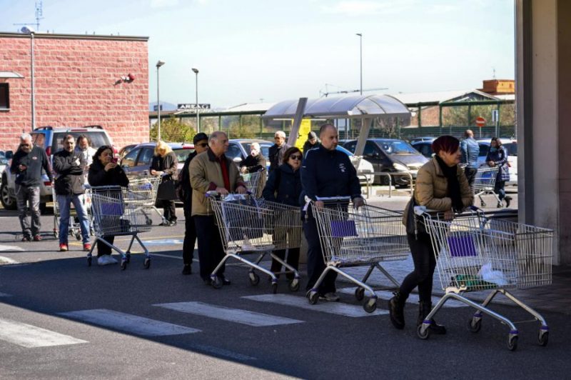 Cilvēki pie supermārketa Itālijā trešdien, 11. martā