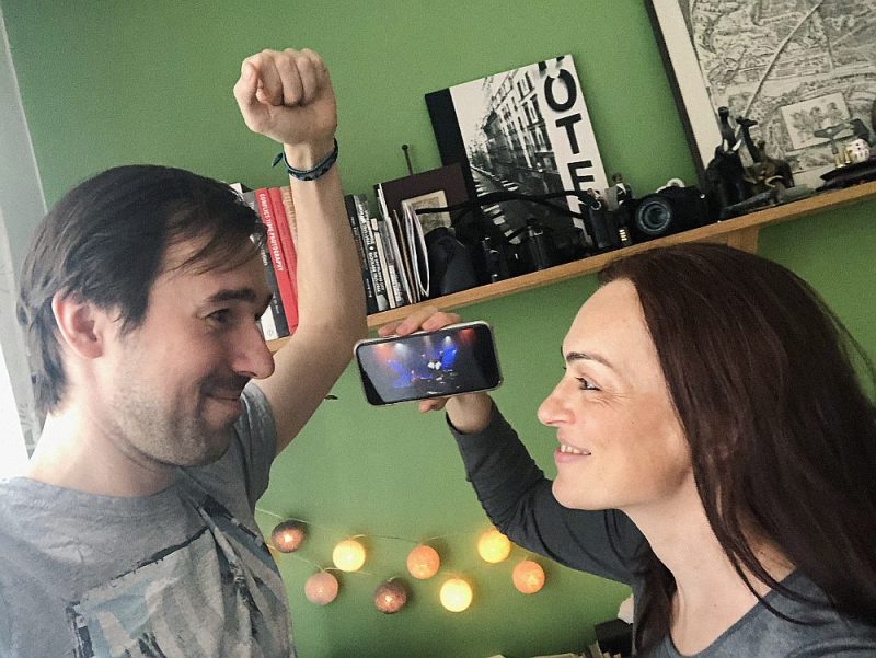 Fotogrāfi Oksana Juško un Arturs Bondars pašizolācijā Maskavas dzīvoklī piedalās Berlīnes mākslinieku organizētā e-diskotēkā.