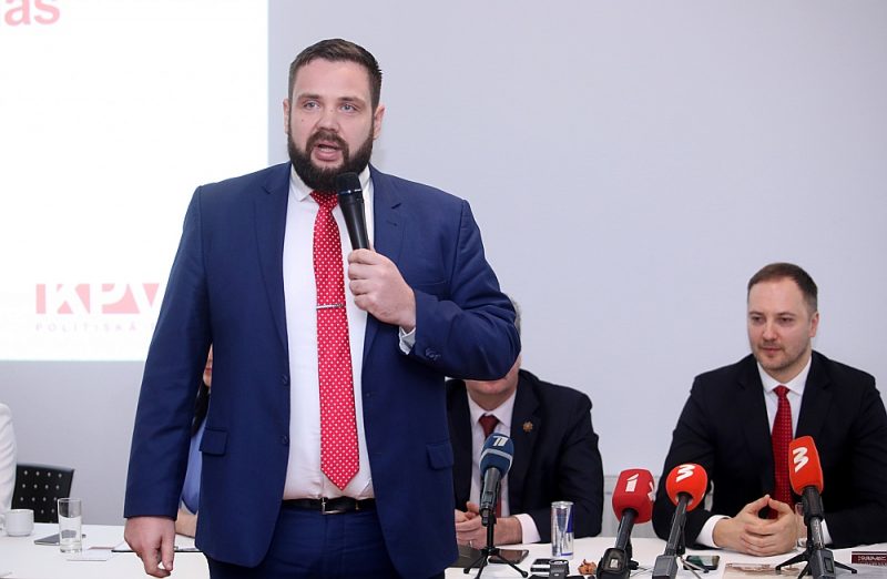 Kamēr “KPV LV” izvirzītais ekonomikas ministra kandidāts Jānis Vitenbergs (no kreisās) gaida Saeimas lēmumu, valdībā šos pienākumus veic iekšlietu ministrs Sandis Ģirģens, kuram jau savā ministrijā esot milzīga slodze.