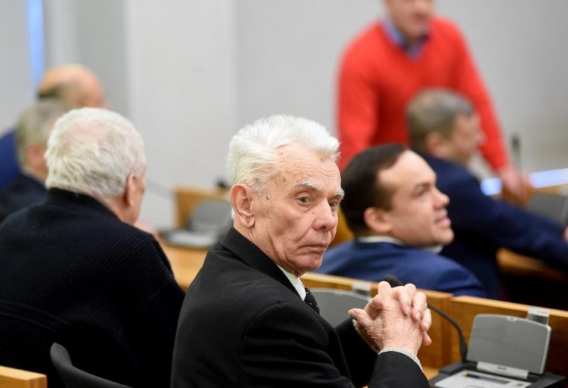 Ilggadējs Rīgas domes deputāts Jānis Ločmelis izstājies no partijas “Saskaņa” un iestājies partijā “Gods kalpot Rīga”.