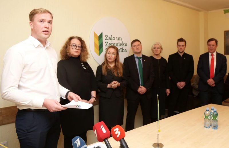 Saeimas deputāts un Latvijas Lielo pilsētu asociācijas izpilddirektors Viktors Valainis (no kreisās), Zaļo un zemnieku savienības biedri Lienīte Caune, Ņina Linde, Dairis Kandelis, Diāna Ulme, Mārtiņš Staks un Māris Kučinskis piedalās preses brīfingā, kurā Zaļo un zemnieku savienība paziņo savu Rīgas mēra amata kandidātu Rīgas domes ārkārtas vēlēšanām un iepazīstina ar partijas priekšvēlēšanu uzstādījumiem.