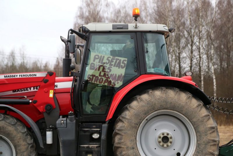 Protesta akcijā pret gaidāmo administratīvi teritoriālo pašvaldību reformu piedalās vairāk nekā 70 smagās tehnikas vienības, kas no Elejas ierodas Jelgavā uz Miera ielas apli, lai tālāk dotos uz Jelgavas apvedceļu, kur pie degvielas uzpildes stacijas uz robežas ar Ozolnieku novadu plānota apgriešanās pretējā virzienā.