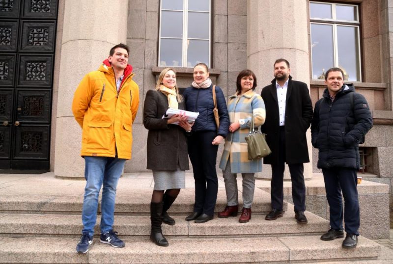 Medemciema iedzīvotāju protesta akcijas darba grupas pārstāvji Tatjana Apanasova, Dace Godiņa, Daiga Rugāja, Reno Briņķis un Toms Zeltiņš dodas iesniegt iesniegumu Ministru prezidenta birojā par, viņuprāt, labāku Medemciema krustojuma risinājumu.