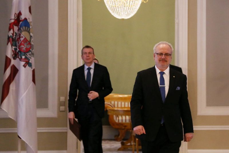 Valsts prezidents Egils Levits (no labās) un ārlietu ministrs Edgars Rinkēvičs tikšanās laikā Rīgas pilī.