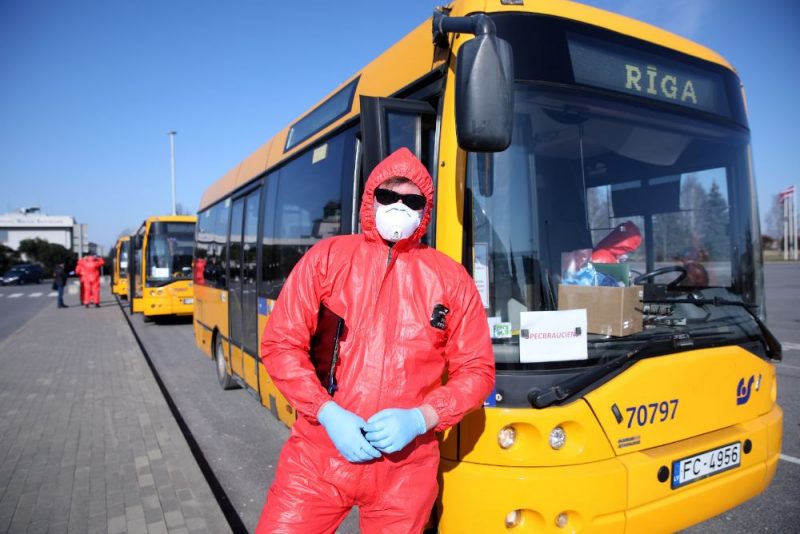 SIA “Rīgas satiksme” organizētie bezmaksas autobusi, kas paredzēti, lai repatriantus no lidostas “Rīga” nogādātu pēc iespējas tuvāk viņu dzīvesvietām.
