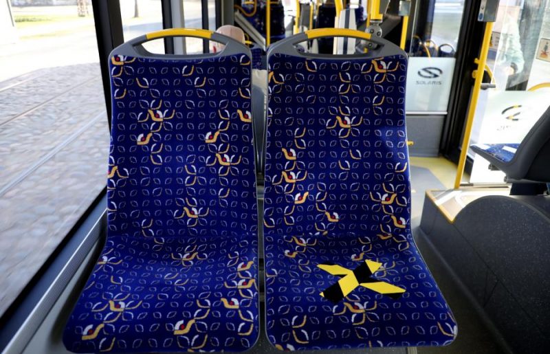 SIA “Rīgas satiksme” sabiedriskajā transportā ar līmlentām atzīmētas sēdvietas, kuras pasažieriem nav vēlams izmantot, ievērojot distanci, lai mazinātu “Covid 19” vīrusa izplatību