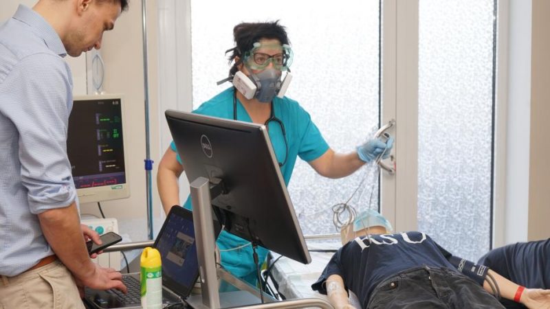 RAKUS mediķi mācībās izspēlē palīdzības sniegšanu ar Covid-19 inficētam pacientam