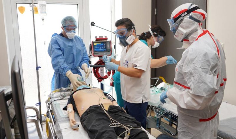 RAKUS mediķi mācībās izspēlē palīdzības sniegšanu ar Covid-19 inficētam pacientam