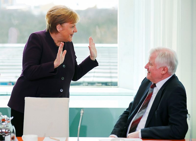 Tā Angela Merkele 2. martā sasveicinājās ar Horstu Zēhoferu.