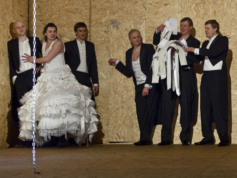 Skats no Kirila Serebreņņikova iestudētās izrādes “Mirušās dvēseles”.
