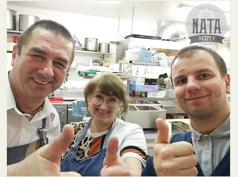 Kafejnīca “Nata” vēl lielākus panākumus guva, kad tās vadītājs Ivars Rutkovskis (attēlā pa labi) vērsās pie sabiedrības sociālajā platformā “Facebook”. Pa kreisi no viņa pavāre Sandra Borovska un viesmīlis Jānis Polis.