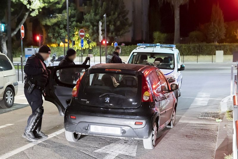 Francijas nacionālā policija vakara reidā trešdien Nicā pārbaudīja pilnīgu visu privāto transportlīdzekļu pārvietošanās nepieciešamību.