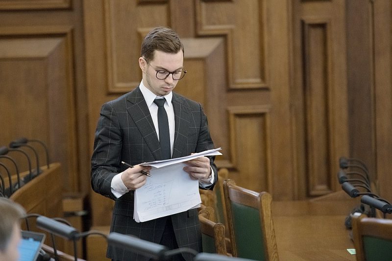 Saeimas Administratīvi teritoriālās reformas komisijas priekšsēdētājs Artūrs Toms Plešs plenārsēdē seko līdzi reformas likumprojekta izskatīšanas gaitai. Saeima līdz šim izskatījusi 81 no likumprojektam otrajā lasījumā iesniegtajiem 316 priekšlikumiem. Ar pašvaldību reformu saistītos likumprojektus parlaments skatīja ceturtdien, piektdien, vakar, kā rīt turpinās šodien.