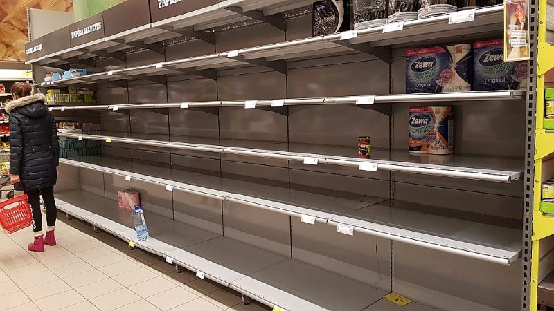 Saceltās ažiotāžas dēļ 2020.gada pavasarī pircējiem nedēļas nogalē izdevās īslaicīgi iztukšot veikalu plauktus.
