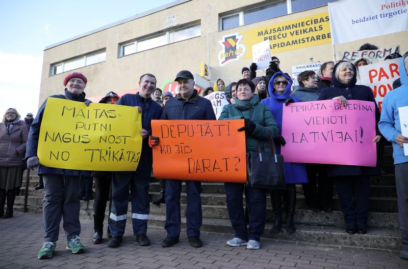 Strenču pilsētas centrā notiek brīdinājuma akcija pret administratīvi teritoriālo reformu, kuras laikā Strenču novada, Trikātas pagasta un Ēveles pagasta uzņēmēji ar smago tehniku ierodušies Strenču pilsētas centrā.