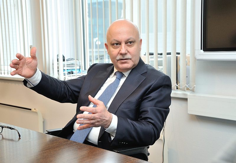 “Latvijas gaisa satiksmes” valdes priekšsēdētājs Dāvids Tauriņš: “Kad spriež par transporta sistēmas nākotni, būtu jāņem vērā, ka aviosatiksme šobrīd ir ātrākais, efektīvākais un drošākais transporta veids. Var prognozēt, ka nākotnē pieaugs vilcienu satiksmes nozīme vidējos attālumos, līdz 500, varbūt pat 1000 km, bet lielākos attālumos vismaz šobrīd aviosatiksmei alternatīvas nav.”