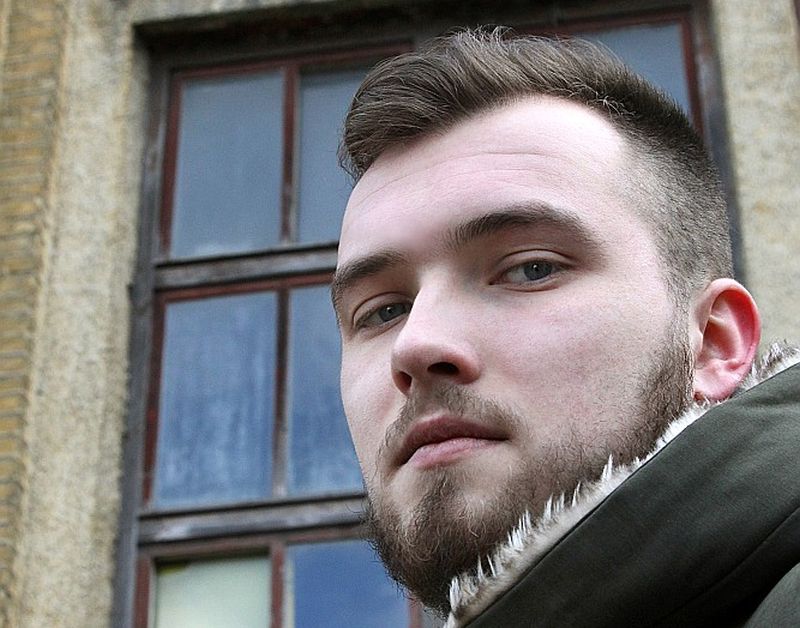 Gundars Tomašs: “Dzeja ir viens no labākajiem līdzekļiem, kā pārdzīvot skumjas. Tā ir kā narkotika, kas izvelk no realitātes.”