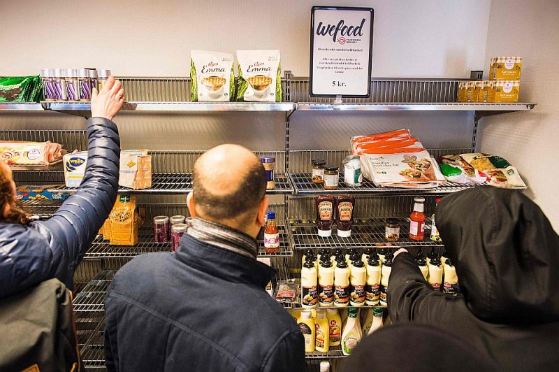 Ļaudis iepērkas Kopenhāgenas “Wefood” lielveikalā, kurā pēc termiņa beigām pārdod preces ar norādi “vislabāk izlietot līdz”. Visas preces par 5 kronām (67 centiem).