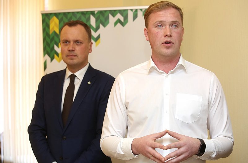 Zaļo un zemnieku savienības līderis Edgars Tavars (no kreisās) nav ievēlēts Saeimā un varētu daudz vairāk laika veltīt Rīgas domes vēlēšanu kampaņai, taču uzskata, ka Viktoram Valainim ir lielākas izredzes ievest ZZS Rīgas domē. “Partija no manis sagaida rezultātu, un es par to būšu atbildīgs neatkarīgi no tā, esmu vai neesmu sarakstā,” sacīja E. Tavars.