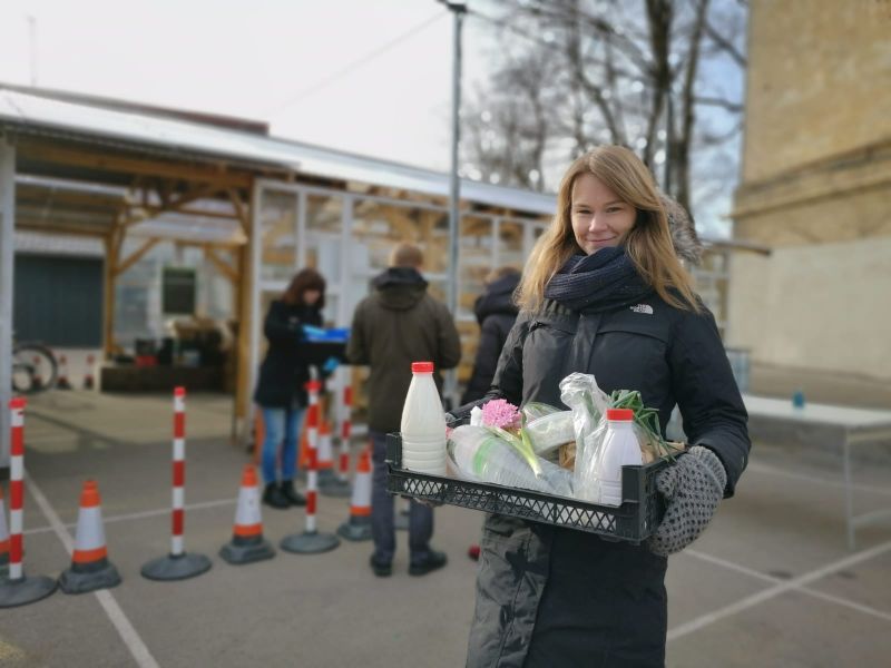 Āgenskalna tirgū iespējams saņemt iepriekš internetā pasūtītos zemnieku un mājražotāju labumus.