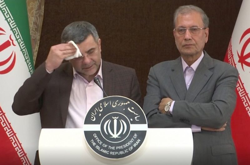 Preses konferencē, kas pagājušonedēļ tika sasaukta, lai nomierinātu Irānas sabiedrību un pavēstītu, ka opozīcijas pārstāvji pārspīlē saslimušo skaitu Kumā, Irānas veselības ministra vietnieks Īradžs Harīrčī acīmredzami cieta no augstas temperatūras, spēcīgi svīda, smagi elpoja un kāsēja. Nākamajā dienā apstiprinājās, ka viņš pats ir inficējies ar “Covid-19”.
