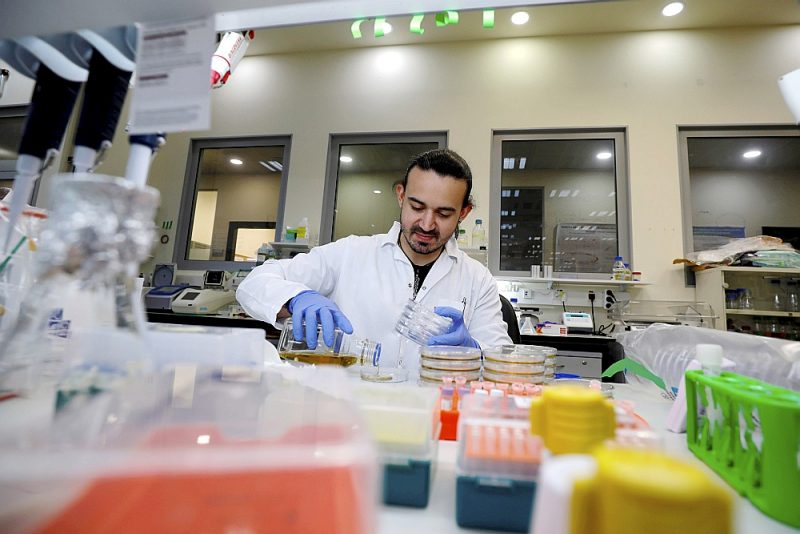 Izraēlas zinātnieks strādā laboratorijā pētniecības institūtā Kirjatšmonā, lai izveidotu vakcīnu pret koronavīrusa paveidu “Covid-19”.