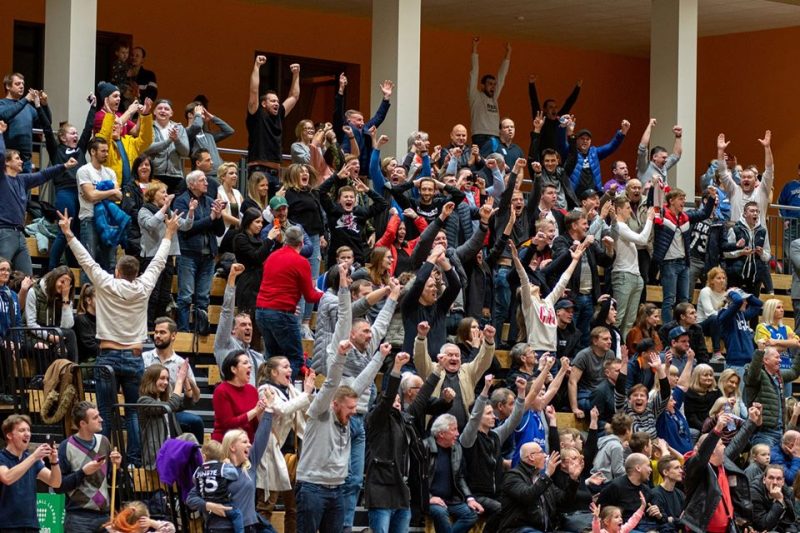 Jūrmalas basketbola komandas līdzjutēji.