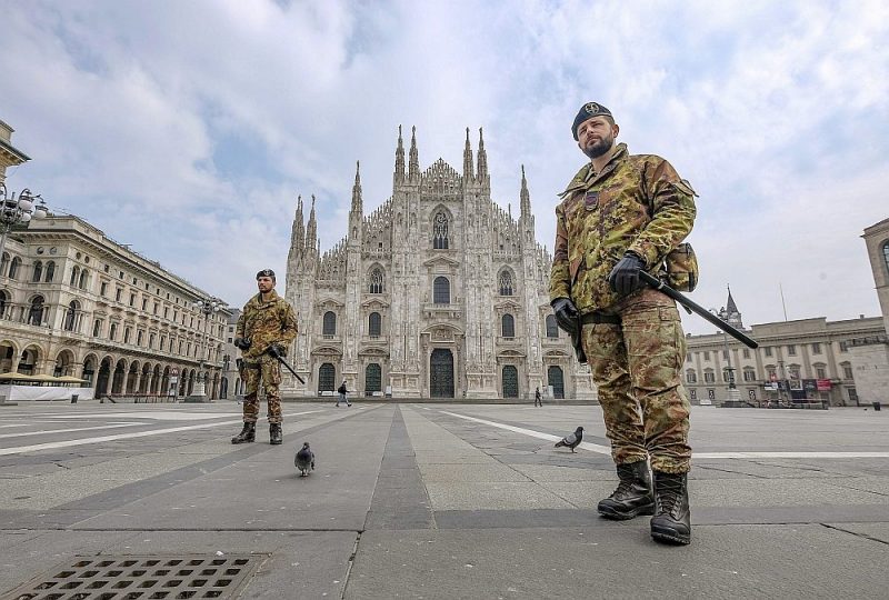 Itālijas armijas karavīri patrulē Katedrāles laukumā Milānas centrā.