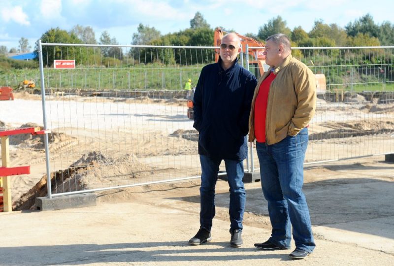 Guntars Paste (pa labi) ar Latvijas Hokeja federācijas ģenerālsekretāru Viesturu Koziolu.