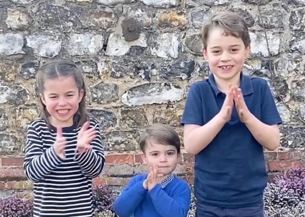 No kreisās: četrgadīgā princese Šarlote, viengadīgais princis Luiss un sešgadīgais princis Džordžs.