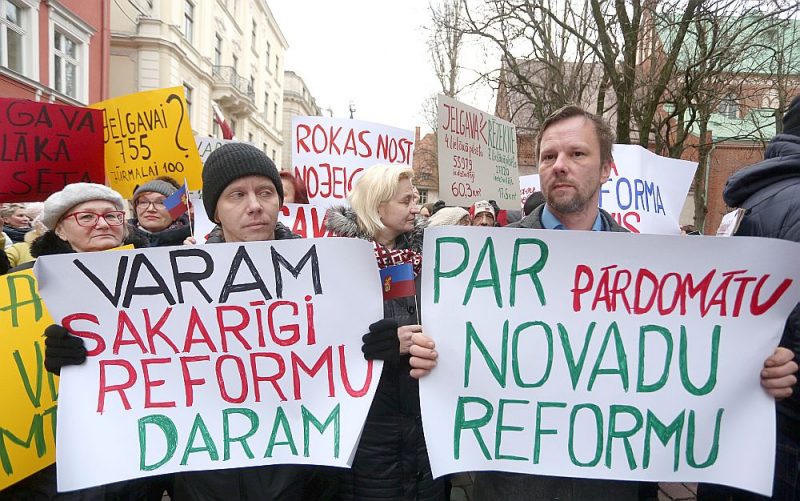 Protesta akcijas dalībnieks pie Saeimas ēkas šā gada 5. martā.