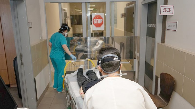 Slimnīcu vadība apzinas, ka tas būs liels risks, ja saslims kāds mediķis. Attēla: mācības Rīgas Austrumu klīniskās universitātes slimnīcas Neatliekamās palīdzības uzņemšanas klīnikā, pārbaudot mediķu iemaņas, uzņemot pacientu ar aizdomām par vīrusinfekciju.