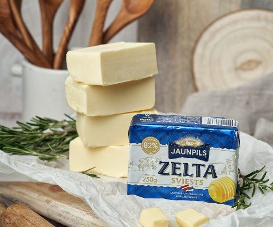 Latvijas un Igaunijas piena kooperatīva pirmais kopdarbībā saražotais produkts – 82% “Jaunpils sviests”, kas atbilstoši Eiropas standartam tiek pārdots 250 g iepakojumā.