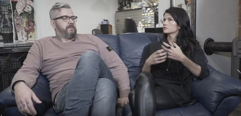 Tetovēšanas mākslinieks Agris Krūmkalns un šova vadītāja Kristīne Belicka.