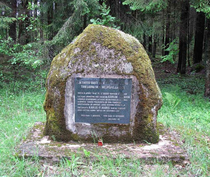Piemiņas akmens atentāta vietā.