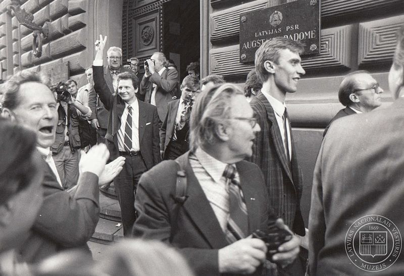 1990. gada 4. maijs. Latvijas PSR Augstākās Padomes deputāti pēc Deklarācijas par Latvijas Republikas neatkarības atjaunošanu pieņemšanas pie Augstākas Padomes (tagad Saeimas) ēkas.