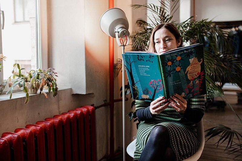 Linda Bundestama: “Sāku iztēloties, kā cilvēki izskatītos dzīvnieku formā. Tā es daru, kad zīmēju cilvēkus, – iztēlojos vai nu kādu paziņu, vai arī pati sevi dažādās situācijās.”