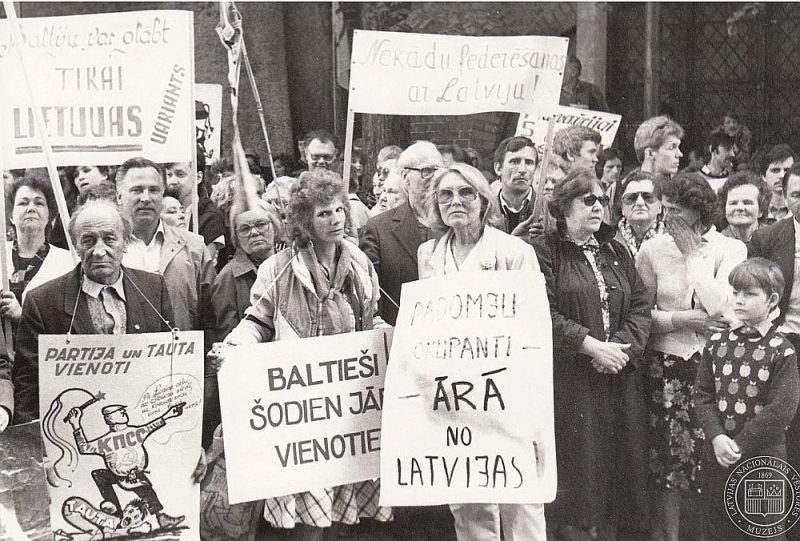 Cilvēki pie LPSR Augstākās Padomes (tagad Saeimas) ēkas Deklarācijas par Latvijas Republikas neatkarības atjaunošanu pieņemšanas laikā.