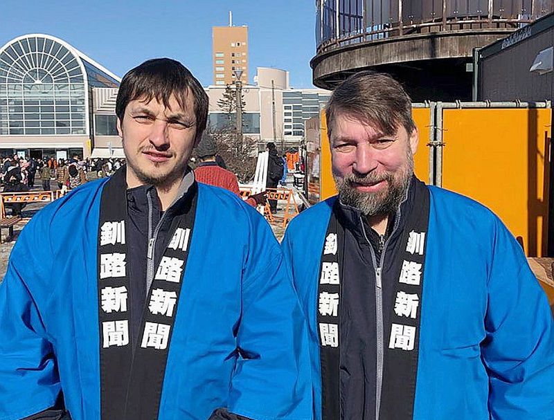 Aldim Girgensonam (no labās) Japānā vadīt komandu “Cranes” palīdzēja Henrijs Uzraugs.