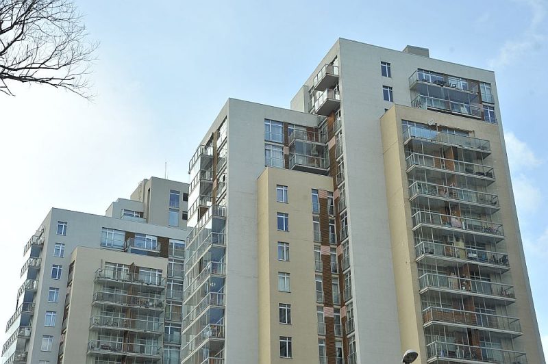 Potenciālo īrēt gribētāju skaits pašlaik samazinājies par aptuveni 50 līdz 60%, savukārt
pašreizējie izīrētāji cer uz īres maksas samazinājumu uz diviem līdz trim mēnešiem.